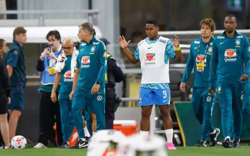Endrick destaca pressão no futebol, mas salienta privilégios da profissão em entrevista após amistoso da Seleção Brasileira
