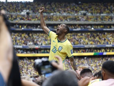 Douglas Luiz e Rayan em campo na Liga Europa antes de amistosos da Seleção Brasileira