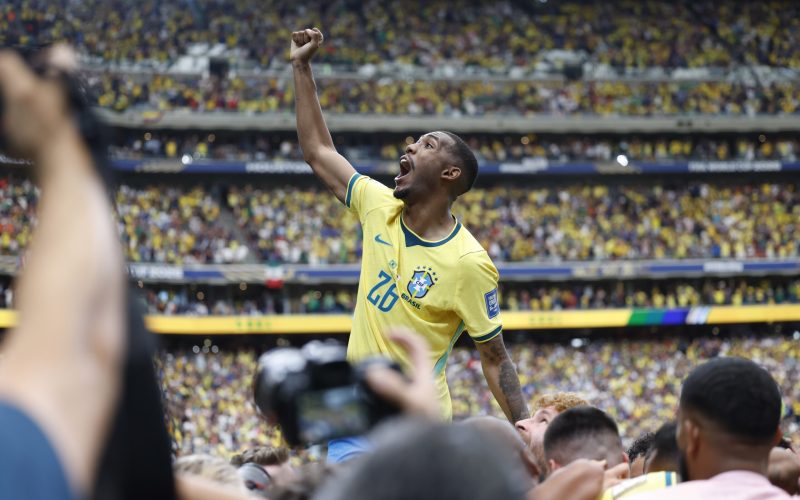 Douglas Luiz e Rayan em campo na Liga Europa antes de amistosos da Seleção Brasileira