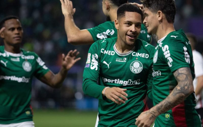 Palmeiras derrota São Paulo e conquista a liderança do Brasileirão com gols de Murilo e Vitor Roque