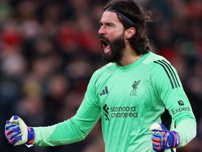 Alisson é multado em £ 8 mil por chutar painel de substituições após empate na Premier League