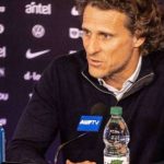 Diego Forlán estreia como técnico do Uruguai com pré-lista de convocados e deixa Luis Suárez fora