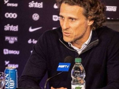 Diego Forlán estreia como técnico do Uruguai com pré-lista de convocados e deixa Luis Suárez fora
