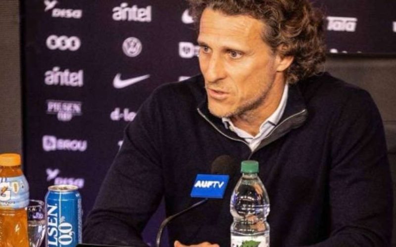 Diego Forlán estreia como técnico do Uruguai com pré-lista de convocados e deixa Luis Suárez fora