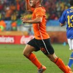 Sneijder leiloa bola do jogo contra o Brasil e medalha de 2014, arrecadando quase R$ 200 mil
