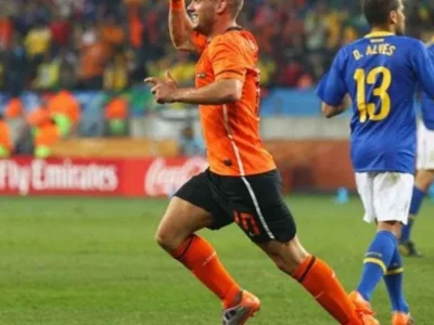 Sneijder leiloa bola do jogo contra o Brasil e medalha de 2014, arrecadando quase R$ 200 mil