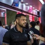 Vila Nova assume a liderança da Série B e Romário exalta a paixão da torcida: "Nos carregam de uma forma inexplicável"