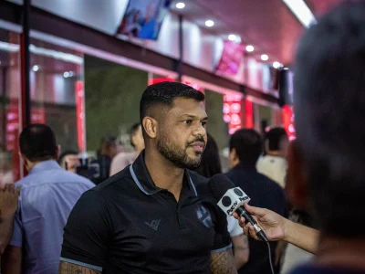 Vila Nova assume a liderança da Série B e Romário exalta a paixão da torcida: “Nos carregam de uma forma inexplicável”