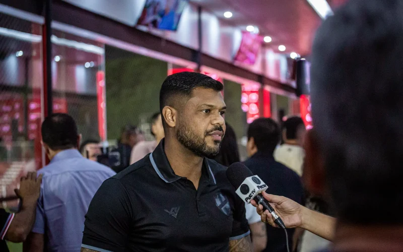 Vila Nova assume a liderança da Série B e Romário exalta a paixão da torcida: "Nos carregam de uma forma inexplicável"
