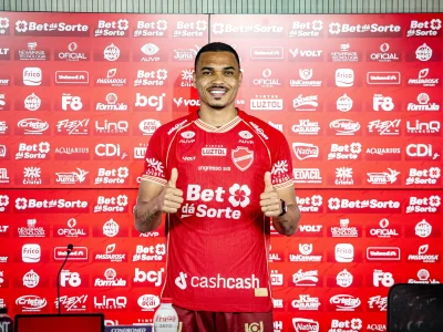 Jonathan Costa é apresentado pelo Vila Nova e sonha com acesso à Série A