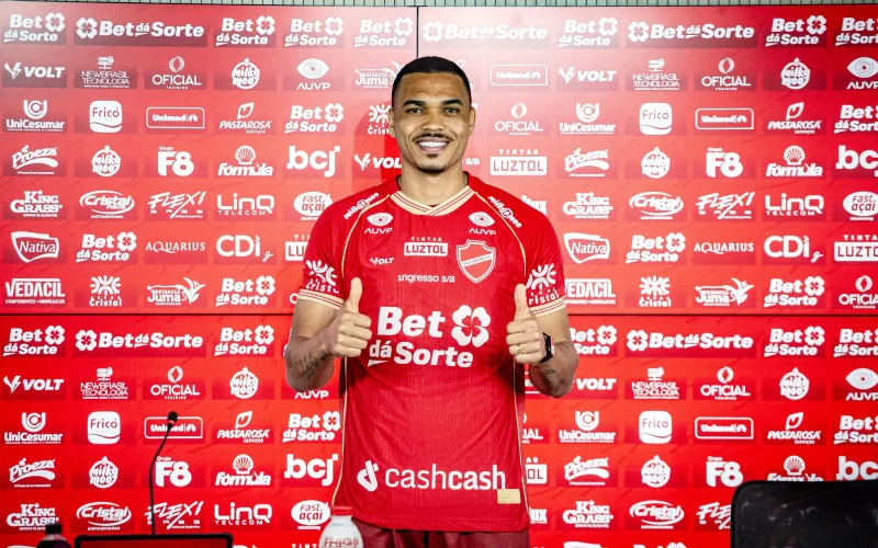 Jonathan Costa é apresentado pelo Vila Nova e sonha com acesso à Série A