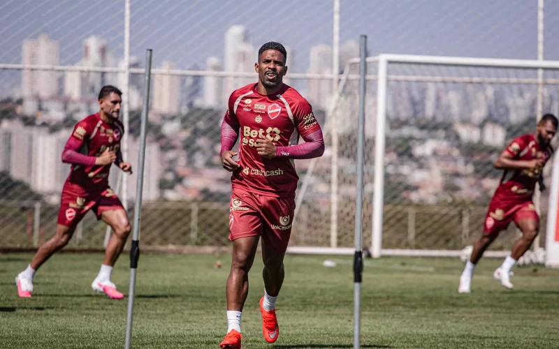 Vila Nova ganha reforço de Hayner para duelo crucial contra o América-MG na Série B
