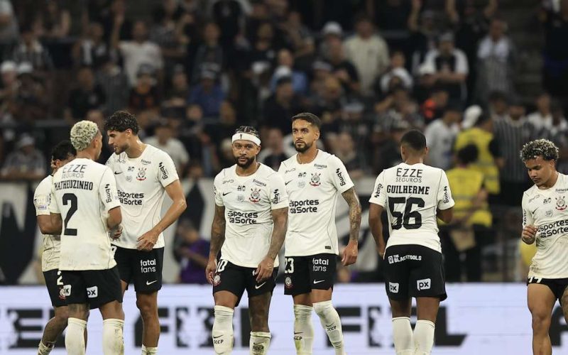 Corinthians busca sair do jejum e enfrenta a Chapecoense lanterna do Brasileirão antes de desafio na Libertadores