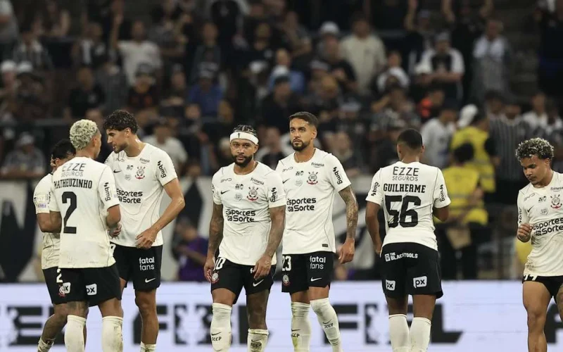Corinthians busca sair do jejum e enfrenta a Chapecoense lanterna do Brasileirão antes de desafio na Libertadores