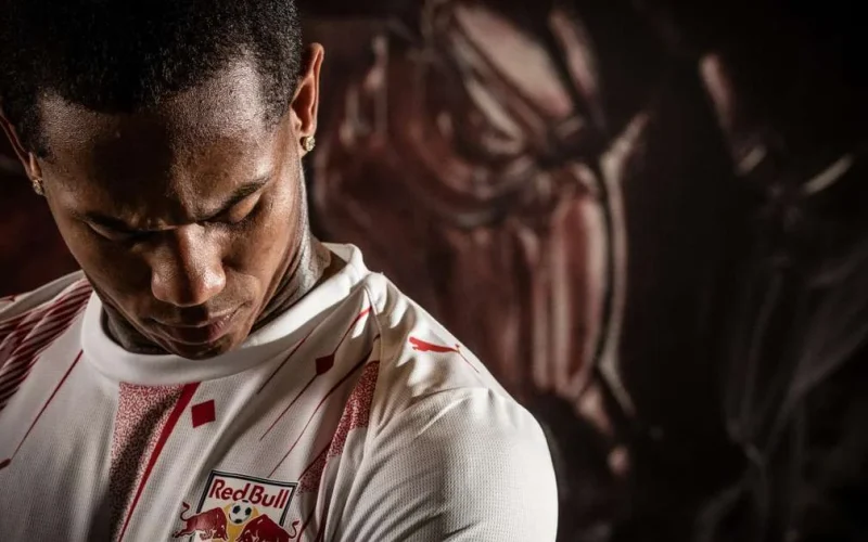 Bragantino fecha com Wallace Yan, ex-Flamengo, por 6 milhões de euros e contrato até 2031