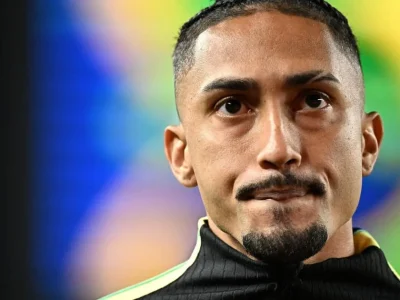 Barcelona se preocupa com Raphinha após convocação para amistosos da Seleção Brasileira durante a Data Fifa