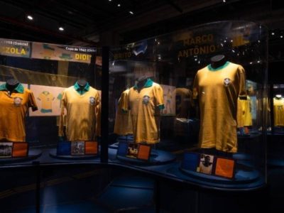 Exposição “Amarelinha” no Museu do Futebol é prorrogada até 7 de setembro com camisas históricas da Seleção Brasileira