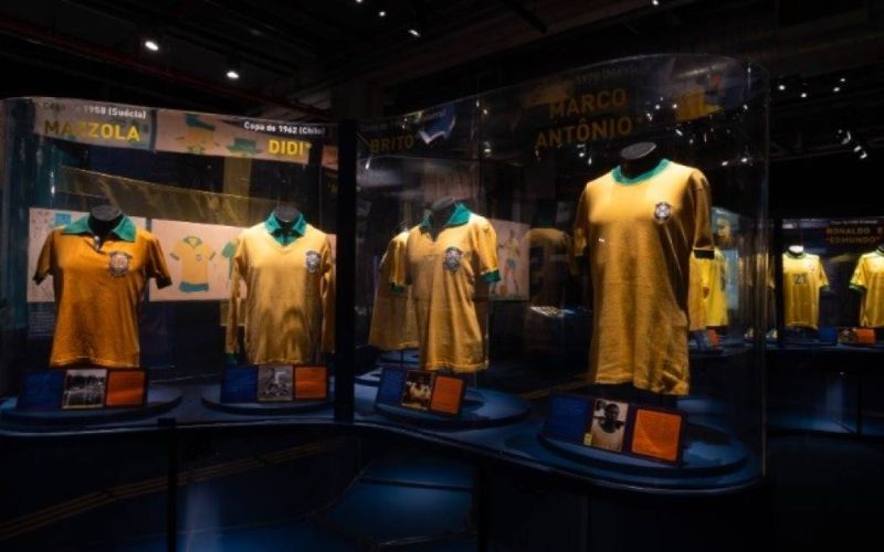 Exposição "Amarelinha" no Museu do Futebol é prorrogada até 7 de setembro com camisas históricas da Seleção Brasileira
