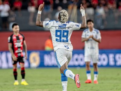 Arroyo brilha e Cruzeiro vira sobre o Vitória com gol e assistência no Barradão