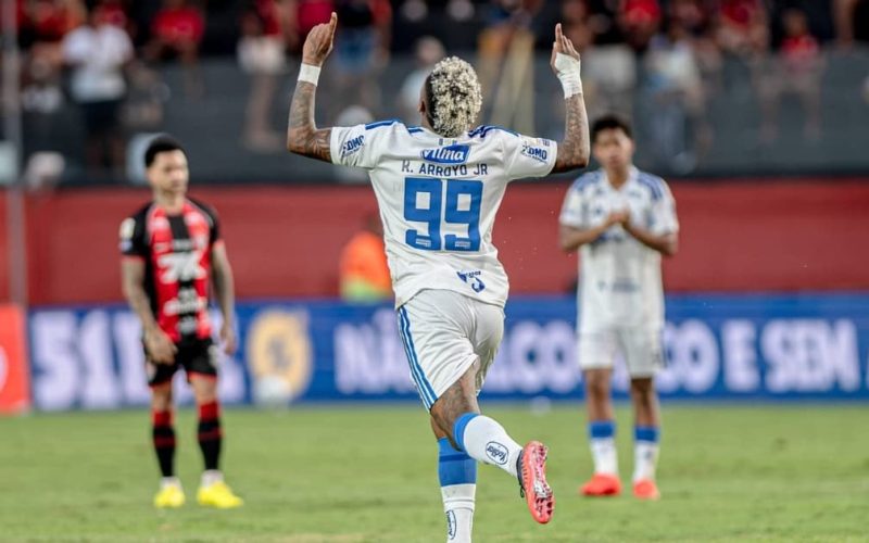 Arroyo brilha e Cruzeiro vira sobre o Vitória com gol e assistência no Barradão