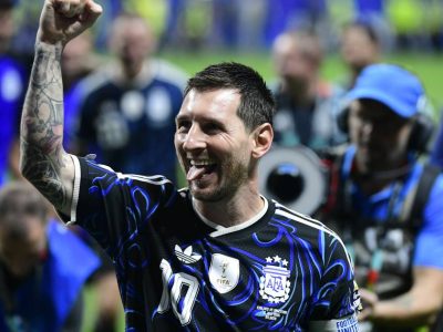 Argentinos vão a campo com homenagem a Messi após aposentadoria da seleção