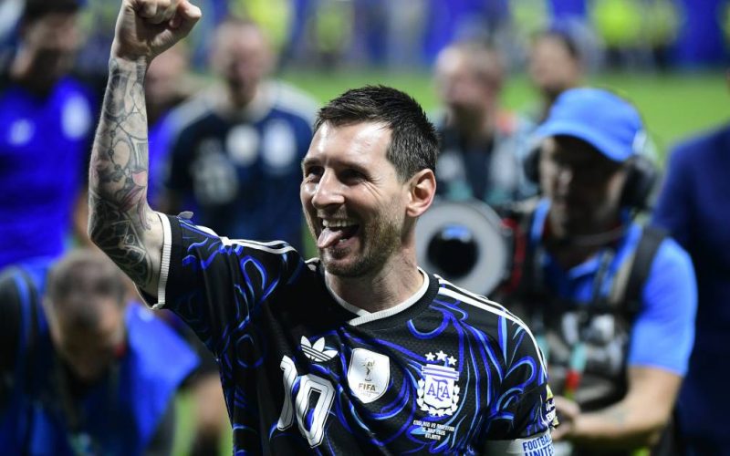 Argentinos vão a campo com homenagem a Messi após aposentadoria da seleção