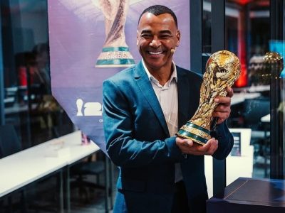 Cafu é homenageado no Maracanã durante o NFL Rio Game antes do duelo entre Cowboys e Ravens