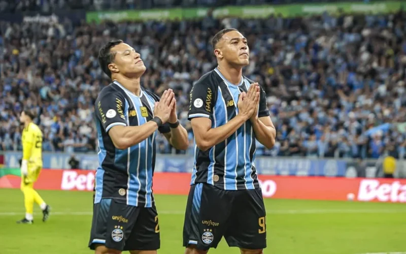 Grêmio despacha Internacional com 3 a 1 e avança às semifinais da Copa do Brasil