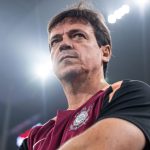 Corinthians mantém Fernando Diniz como técnico após pedido dos jogadores, apesar da pressão e resultados ruins