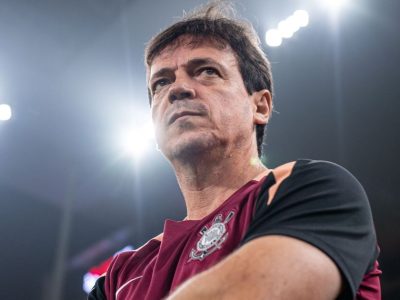 Corinthians mantém Fernando Diniz como técnico após pedido dos jogadores, apesar da pressão e resultados ruins