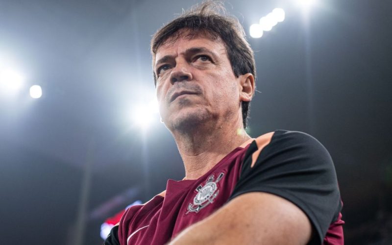 Corinthians mantém Fernando Diniz como técnico após pedido dos jogadores, apesar da pressão e resultados ruins
