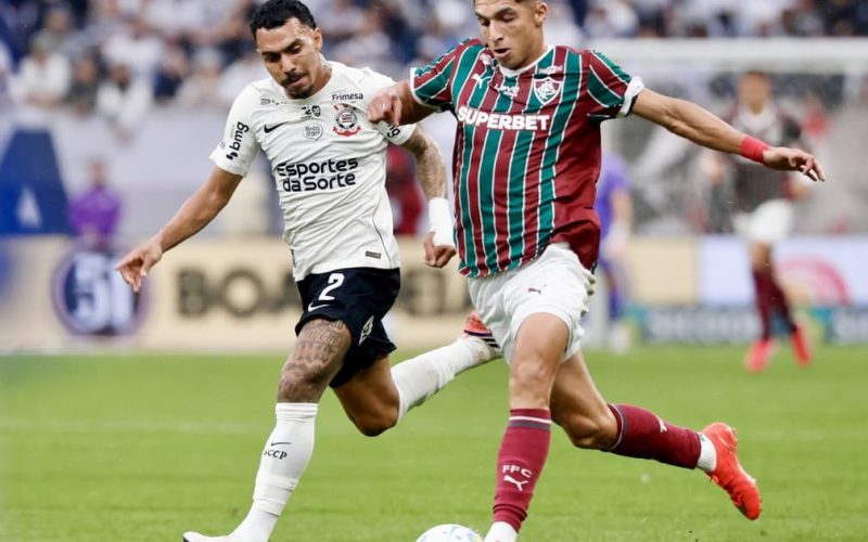 Hulk brilha e marca dois gols na vitória do Fluminense sobre o Corinthians na Neo Química Arena