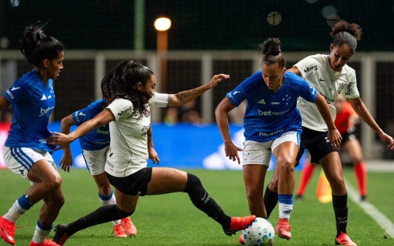 Corinthians leva a melhor sobre Cruzeiro com golaço de Vic Albuquerque nas quartas do Brasileirão Feminino
