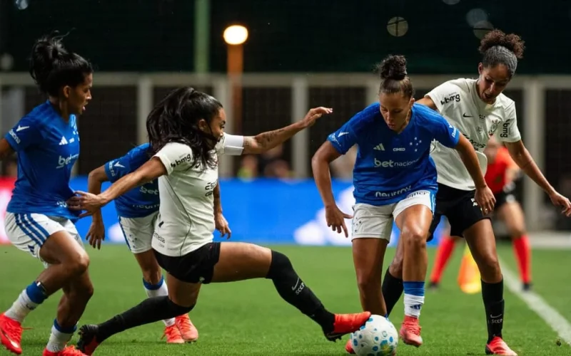 Corinthians leva a melhor sobre Cruzeiro com golaço de Vic Albuquerque nas quartas do Brasileirão Feminino
