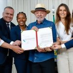 Lula sanciona lei que fortalece futebol feminino com diretrizes nacionais e apoio à formação de atletas