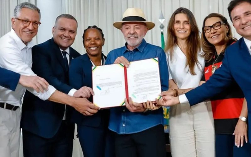 Lula sanciona lei que fortalece futebol feminino com diretrizes nacionais e apoio à formação de atletas