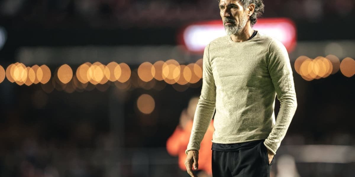 Eduardo Domínguez reflete sobre desafios do futebol brasileiro e compara Atlético com Flamengo