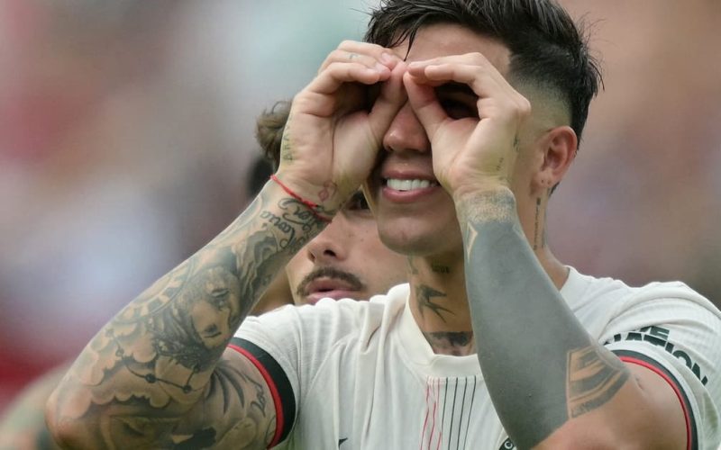 Manchester City fecha negócio de R$ 877 milhões com Chelsea e traz Enzo Fernández para o ataque