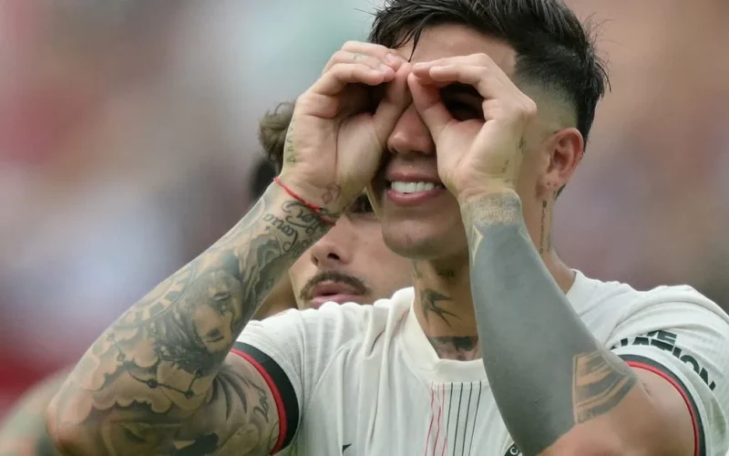 Manchester City fecha negócio de R$ 877 milhões com Chelsea e traz Enzo Fernández para o ataque