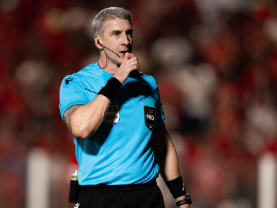 Lucas Rodrigues critica arbitragem de Daronco em clássico: “futebol medíocre do c…”