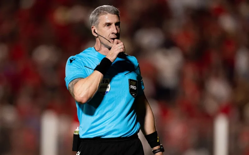 Lucas Rodrigues critica arbitragem de Daronco em clássico: "futebol medíocre do c..."