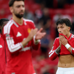 Lisandro Martinez exprime indignação após erro do VAR em clássico entre Manchester United e City