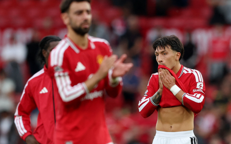 Lisandro Martinez exprime indignação após erro do VAR em clássico entre Manchester United e City