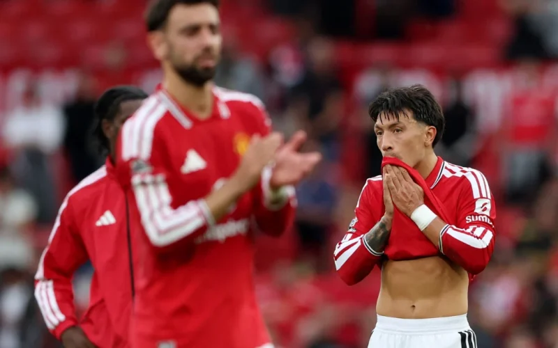 Lisandro Martinez exprime indignação após erro do VAR em clássico entre Manchester United e City