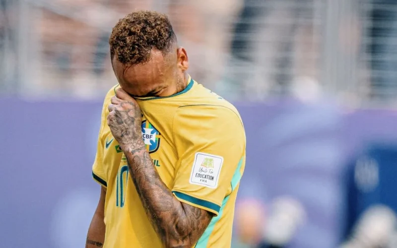 Crie um título novo em português do Brasil para a notícia abaixo, seguindo a identidade editorial do Futebol News e as regras específicas desta editoria.Responda somente com o título final, sem HTML, markdown, aspas, emojis ou ponto final.Escreva como uma redação esportiva brasileira.Use o nome real das pessoas, clubes, seleções, competições ou entidades centrais quando estiver disponível.Procure o detalhe mais importante, curioso ou útil da pauta e use esse ângulo quando estiver sustentado pelo conteúdo.Preserve o estágio real do fato: rumor não é confirmação, sondagem não é proposta, negociação não é contratação e possibilidade não é certeza.Não invente informação, não use clickbait artificial e não transforme conteúdo antigo em novidade atual.Título original: À CNN, Ancelotti confirma fim de ciclo de Neymar na Seleção BrasileiraConteúdo: A presença de Neymar na Copa do Mundo foi uma das principais polêmicas envolvendo as convocações para os últimos Mundiais.
Criticado pela falta de intensidade e por ter ficado de fora de praticamente todo o ciclo preparatório, o atacante teve sua convocação para a competição cercada de questionamentos por parte dos torcedores.
Durante entrevista ao CNN Esportes S/A deste domingo (13), Ancelotti defendeu a convocação do camisa 10 do Santos para a Copa, afirmando que Neymar merecia estar no Mundial por sua qualidade.

"Ele merecia estar por sua qualidade. [...] O Neymar já confirmou que não quer voltar à seleção. [...] O Neymar não se pode substituir porque foi um talento extraordinário e único. Então, um jogador irrepetível", disse o técnico.

CNN Esportes S/A
Com Carlo Ancelotti, técnico da Seleção Brasileira, e Rodrigo Caetano, diretor de seleções da CBF, o CNN Esportes S/A chega à 154ª edição. Apresentado por João Vitor Xavier, o programa aborda os bastidores de um mercado que movimenta bilhões e é um dos mais lucrativos do mundo: o esporte.
Em pauta, os assuntos mais quentes da indústria do mundo da bola, na perspectiva de economia e negócios.

Editor ia específica: Seleção Brasileira