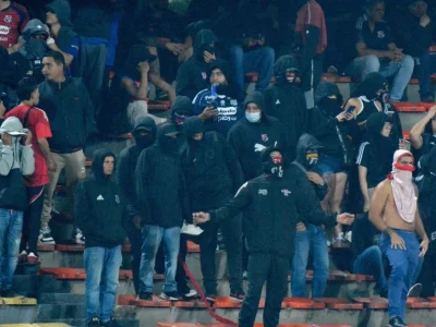 “Caos no Estádio Atanásio Girardot: Jogo entre Independiente Medellín e Flamengo é encerrado após violência nas arquibancadas”