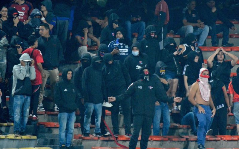 “Caos no Estádio Atanásio Girardot: Jogo entre Independiente Medellín e Flamengo é encerrado após violência nas arquibancadas”