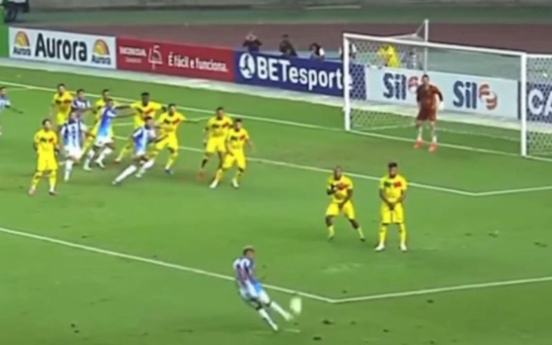 Marcinho, ex-Cruzeiro, marca golaço de falta e relembra Nelinho em jogo da Série C pelo Paysandu