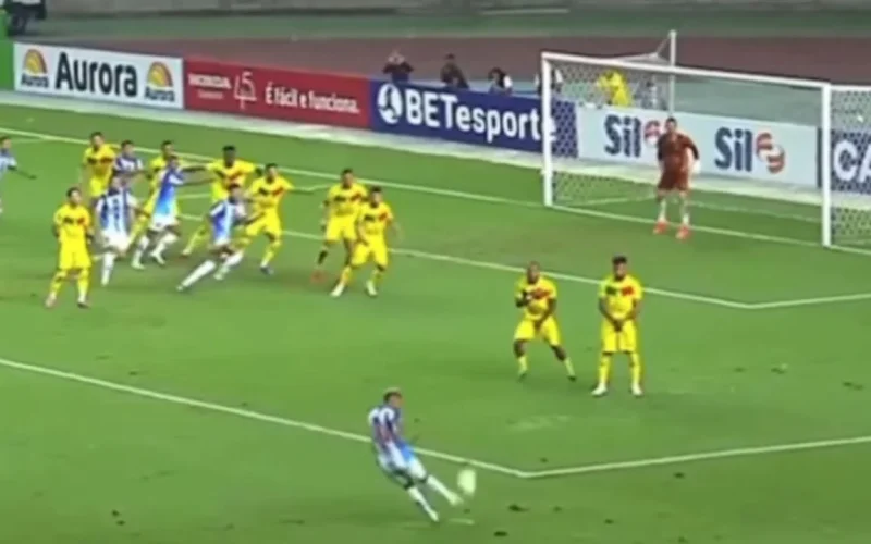Marcinho, ex-Cruzeiro, marca golaço de falta e relembra Nelinho em jogo da Série C pelo Paysandu