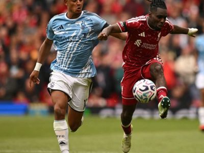 Liverpool empata em casa com Nottingham Forest em jogo tumultuado na Premier League
